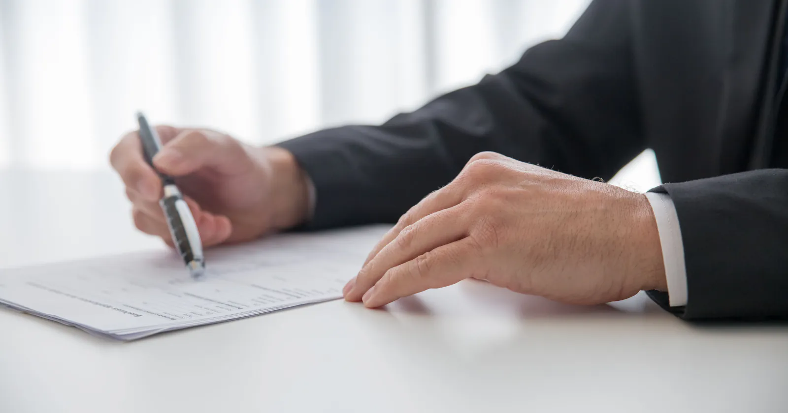 Acta administrativa laboral sobre un escritorio lista para firmar