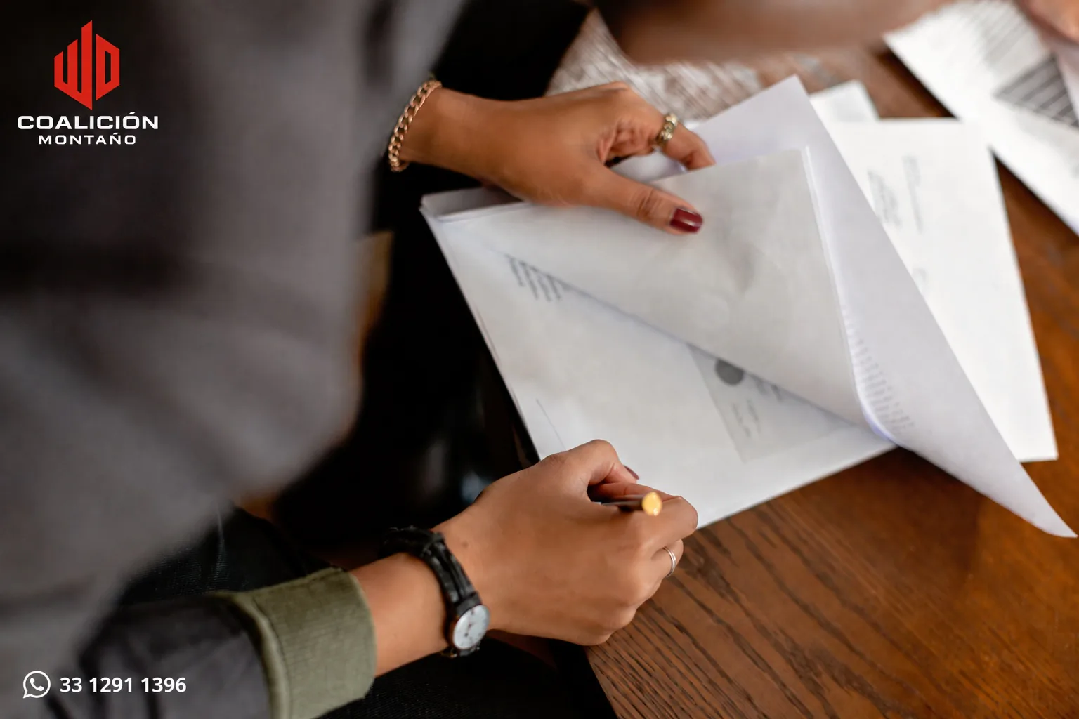 Trabajador revisando sus derechos tras un despido sin contrato
