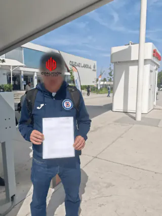 Trabajador atendido por Coalición Montaño con su documento frente a Ciudad Laboral en Guadalajara