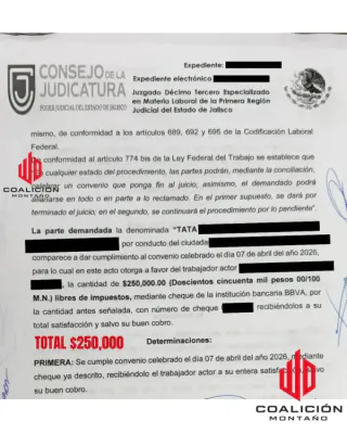 Cliente de Coalición Montaño mostrando los papeles de su procedimiento laboral en Zapopan
