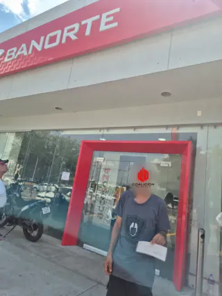 Cliente sosteniendo los papeles de su caso laboral afuera de Ciudad Laboral