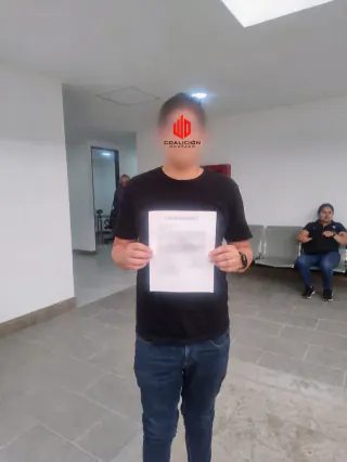 Persona atendida por Coalición Montaño con su documento tras su asunto laboral en Guadalajara