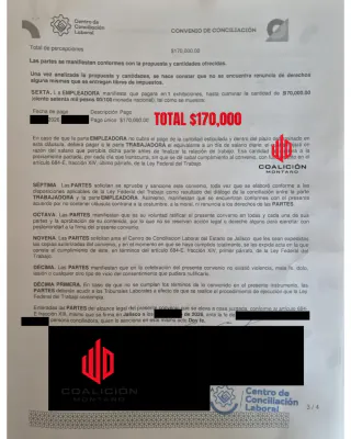 Trabajador mostrando sus papeles laborales a la salida de Ciudad Laboral, en Zapopan
