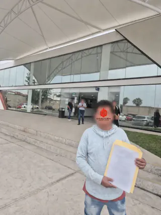 Persona asesorada por Coalición Montaño con su documento laboral en el área de Guadalajara