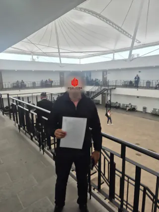 Trabajador con la notificación de su caso laboral frente al centro de justicia laboral de Jalisco