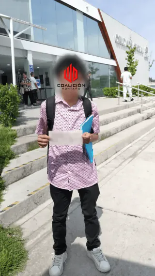 Persona con los papeles de su caso laboral afuera de los tribunales laborales de Jalisco