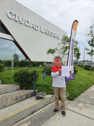 Cliente de Coalición Montaño sosteniendo el acuerdo de su asunto laboral en Jalisco