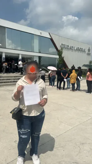 Trabajadora con su notificación laboral frente a Ciudad Laboral, en Jalisco