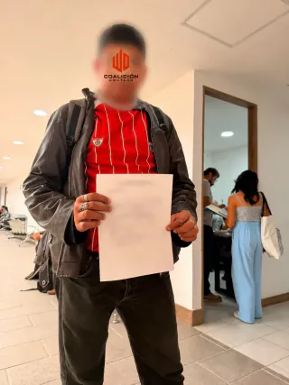 Cliente de Coalición Montaño con su documento en las oficinas de atención laboral en Guadalajara