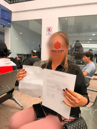 Trabajadora revisando los papeles de su caso laboral en la sala de espera de Ciudad Laboral