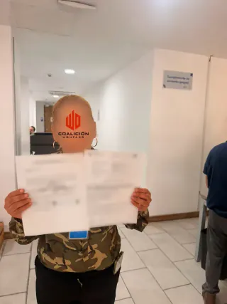 Trabajadora con su acuerdo laboral frente al área de cumplimiento de convenio, en Jalisco
