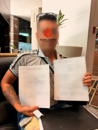 Cliente de Coalición Montaño con los documentos de su asunto laboral en Guadalajara