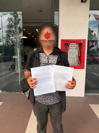 Trabajador con los documentos de su caso laboral afuera de las oficinas en Guadalajara