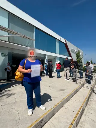 Trabajadora con su documento a la salida de Ciudad Laboral, en el área metropolitana de Guadalajara