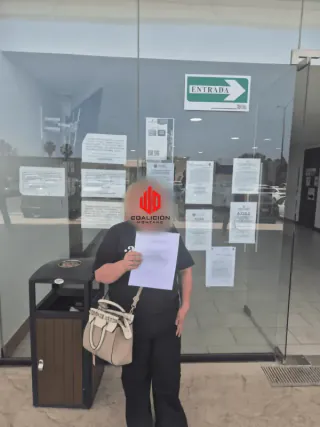 Cliente de Coalición Montaño sosteniendo su acuerdo laboral en el área metropolitana de Guadalajara