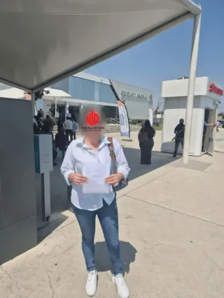 Trabajador con su notificación laboral a la salida de Ciudad Laboral, en Zapopan