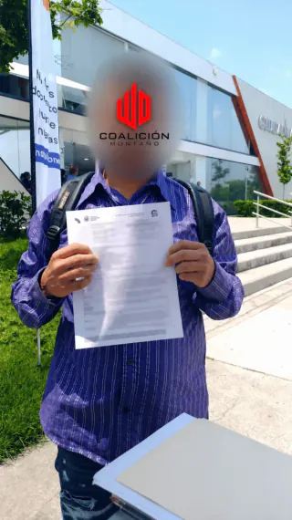 Persona asesorada por Coalición Montaño con su documento tras su trámite laboral en Jalisco