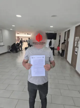 Trabajador con los papeles de su asunto laboral frente al centro de justicia laboral de Guadalajara