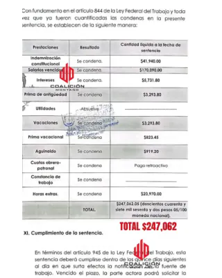 Trabajador con su notificación a la salida de Ciudad Laboral, en la zona metropolitana de Guadalajara
